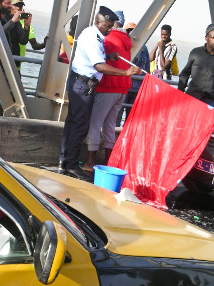 VIDEO-Découvrez pourquoi cet homme lavait son linge sale sur le Pont Faidherbe