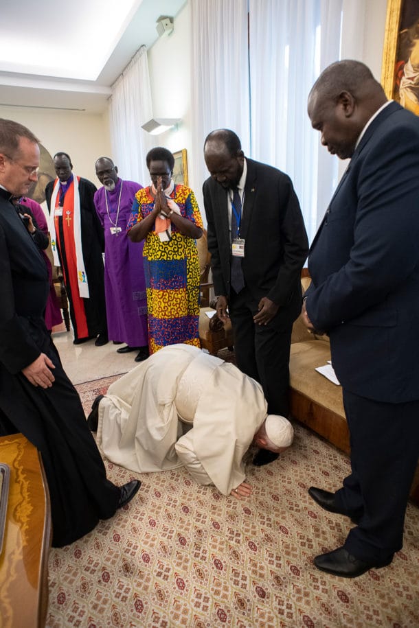 Soudan du Sud : le Pape embrasse les pieds des rivaux pour encourager à la paix