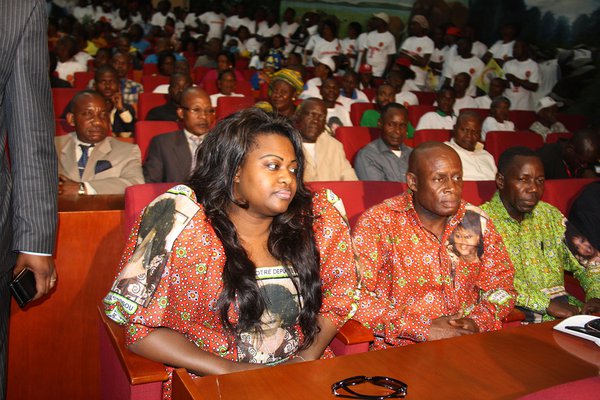 Claudia Sassou-Nguesso (à gauche), responsable de la communication présidentielle et fille du président du Congo, est au cœur du plan supposé de blanchiment d’argent. © GUY GERVAIS KITINA/AFP/Getty Images