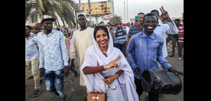 Alaa Saleh à 22 ans, égérie de la révolution soudanaise (vidéo)  