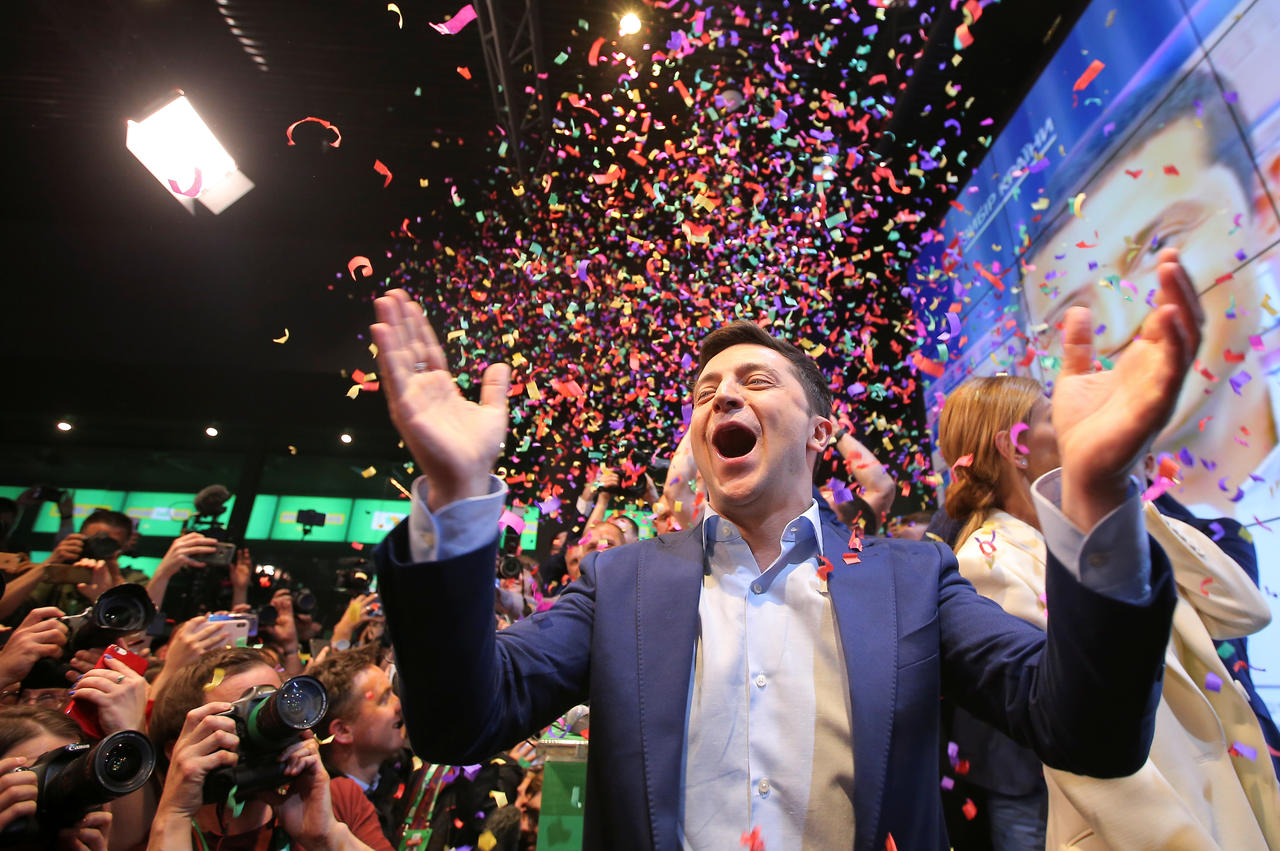 Ukraine:  l’humoriste Zelensky largement élu président