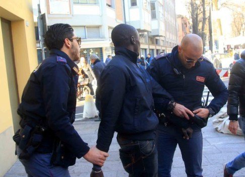 Italie : Un Sénégalais poignarde sa femme au cou