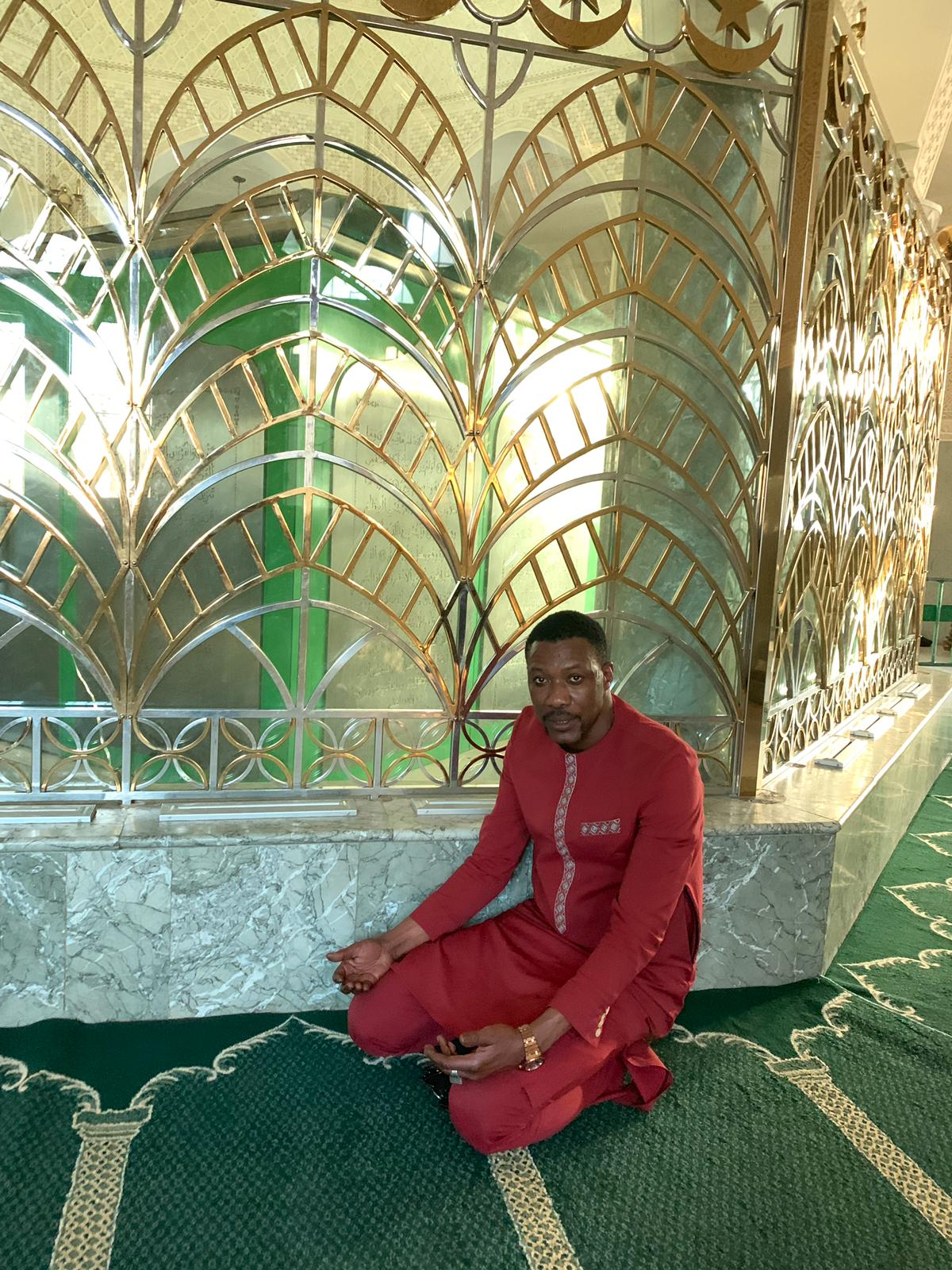 Tange Tandian, le D.E de l'Omart en mode talibé chez Serigne Abdou Karim Mbacké. Tange Tandian, le D.E de l'Omart en mode talibé chez Serigne Abdou Karim Mbacké.