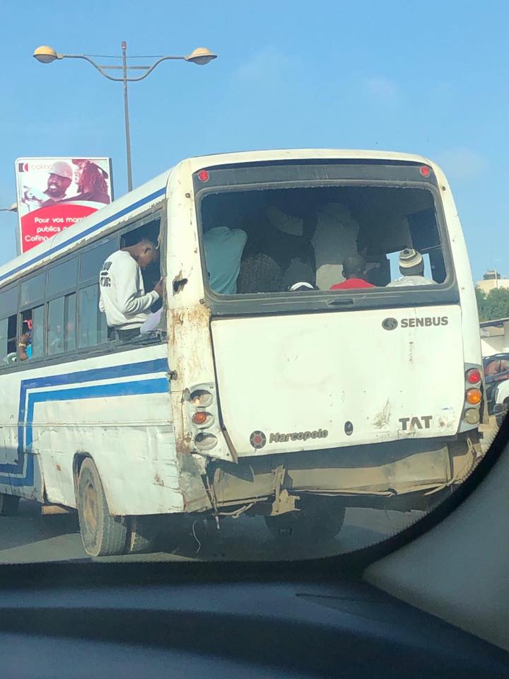 Incroyable : Un bus Tata ligne 49 sans pare-brise et sans vitres, regardez