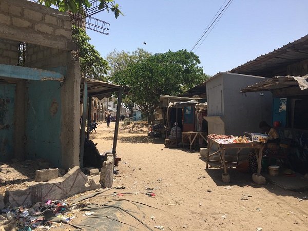Une rue de Thiaroye-sur-mer, au Sénégal. Crédit : Leslie Carretero