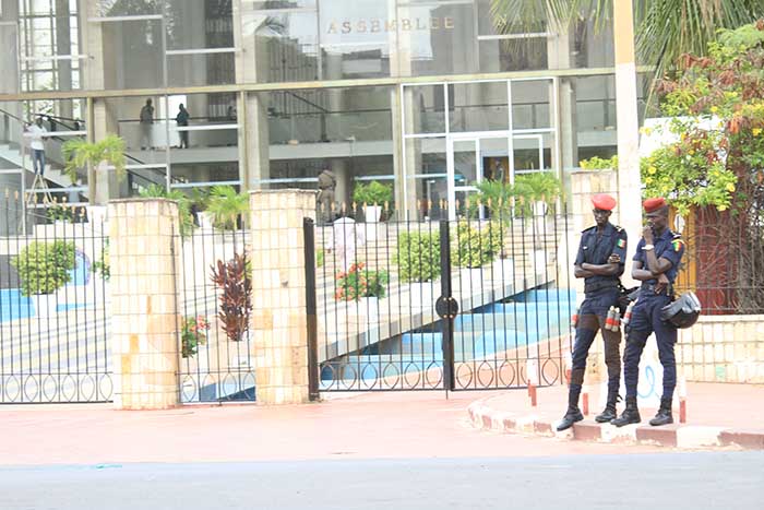 Projet de révision de la Constitution:  la police étouffe  dans l’œuf toute tentative de manifestation 