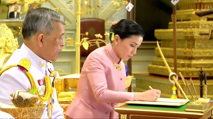 PHOTOS - Le roi de Thaïlande épouse son »garde du corps »