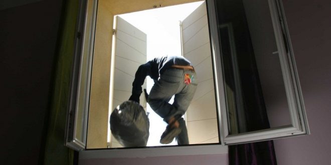 L'apprenti-chauffeur se rend chez sa copine et y subtilise 4 portables