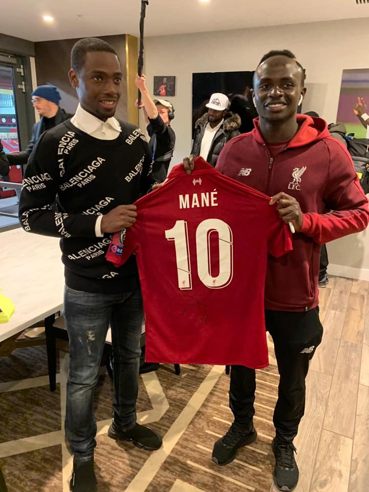 Arrêt sur images: Birane Ndour en toute complicité avec Sadio Mané qui lui signe un autographe