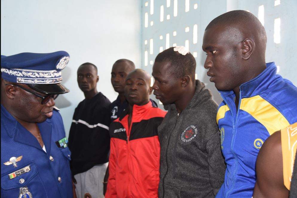 Le Haut commandant de la gendarmerie,  le Général de Division Meïssa Niang au chevet des gendarmes blessés au cours de l'opération le 15 mai 2018 à l'Ugb