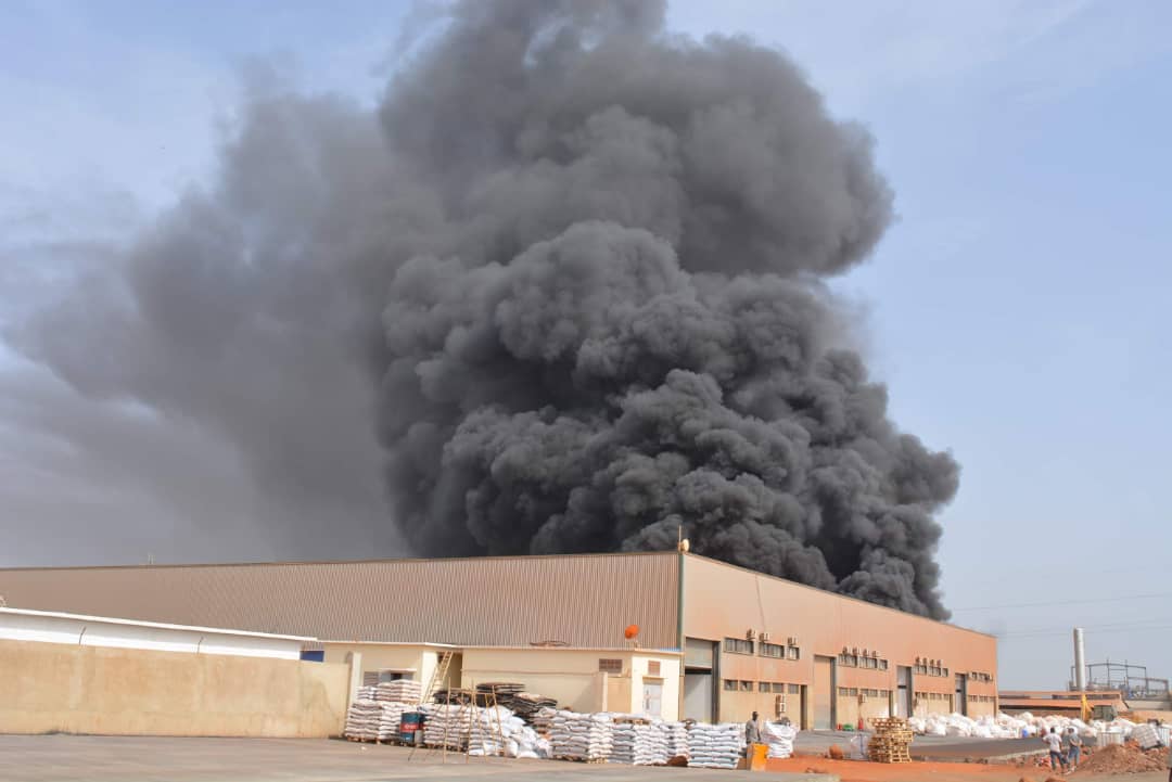 PHOTOS - Les images de l'incendie de l'usine de recyclage des déchets plastiques située à Keur Ndiaye LO