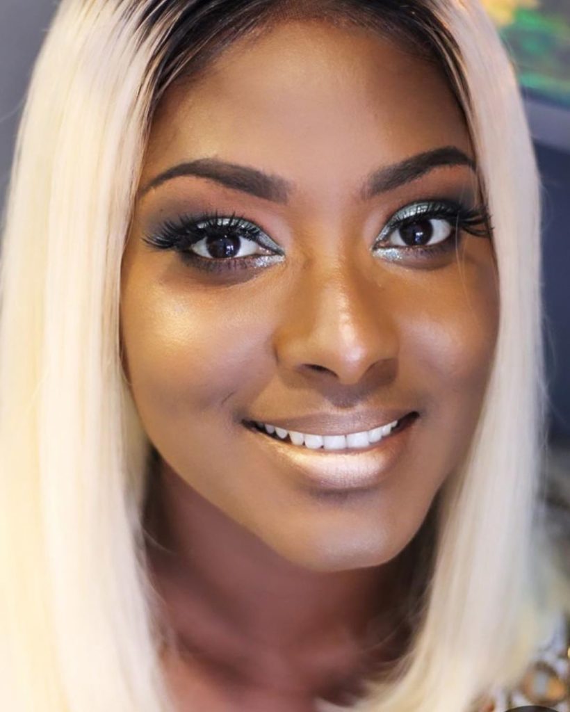 Admirez l'élégante Khalima avec un make-up parfait