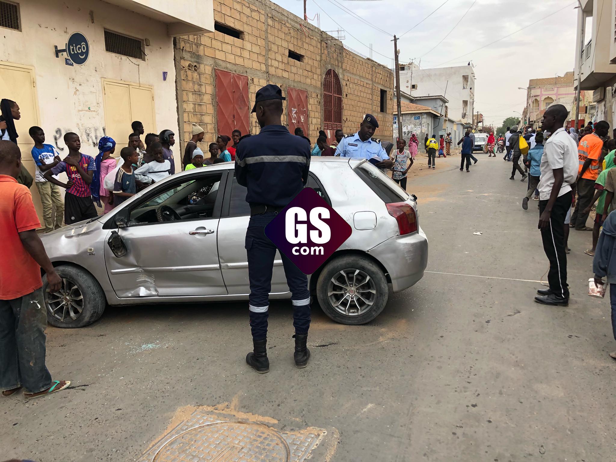 URGENT: Un véhicule Toyota Corolla se renverse avec 3 femmes à son bord 