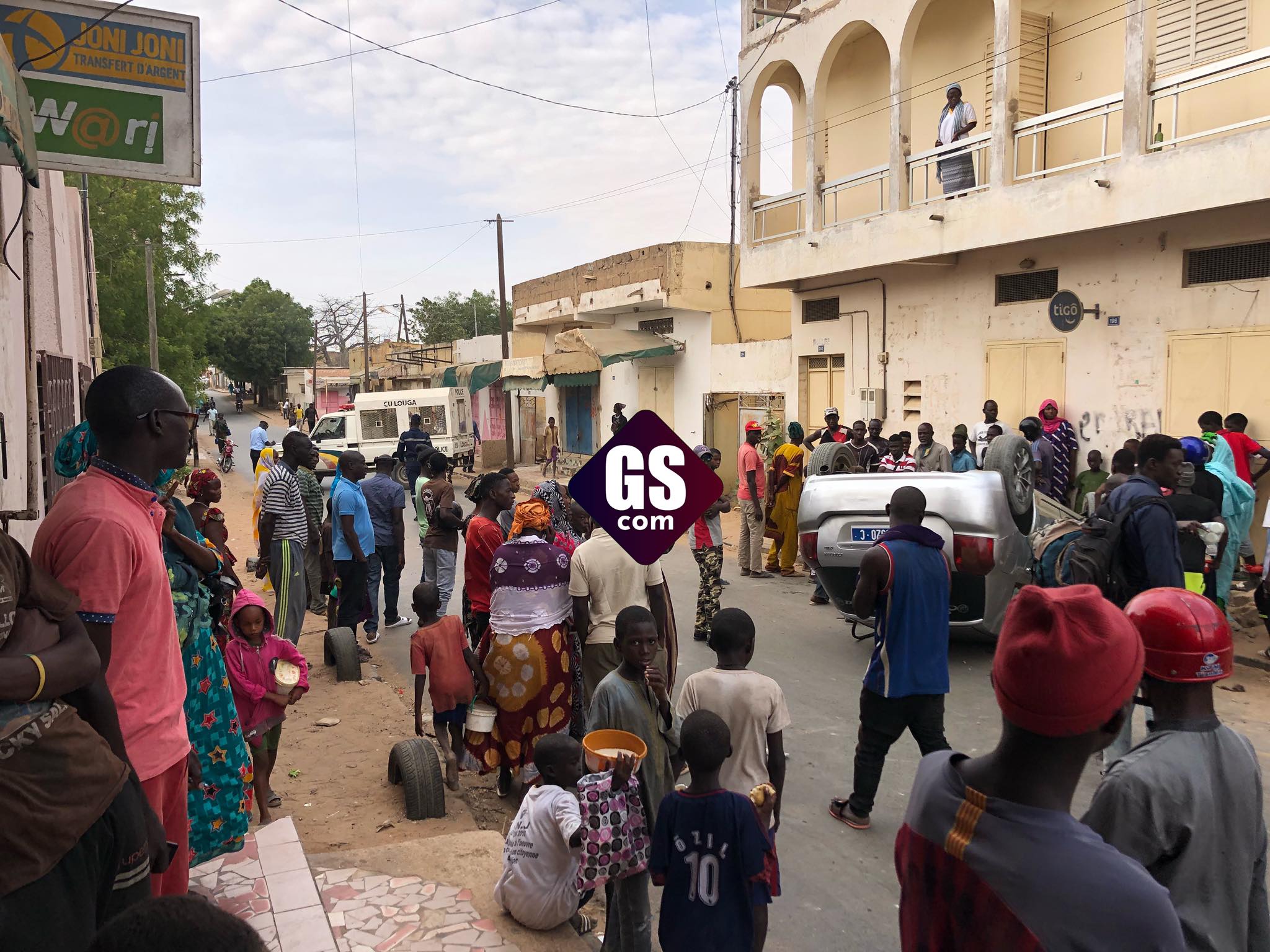 URGENT: Un véhicule Toyota Corolla se renverse avec 3 femmes à son bord URGENT: Un véhicule Toyota Corolla se renverse avec 3 femmes à son bord
