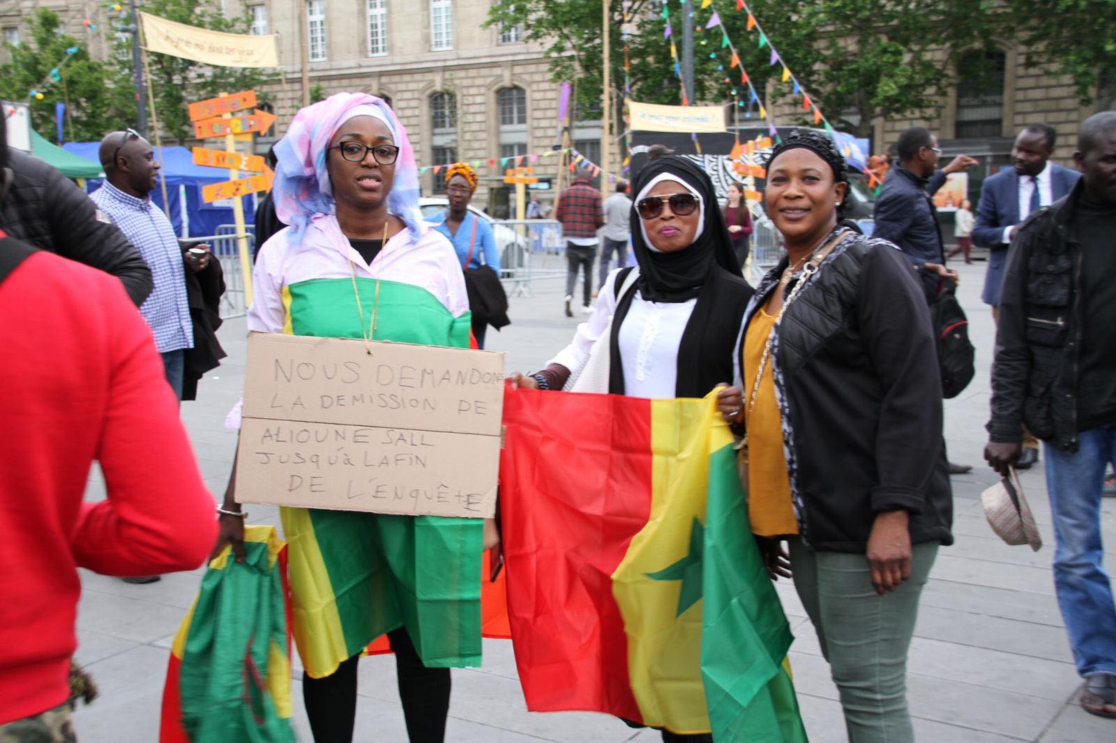 PHOTOS - "AAR LI NU BOOK" - Rassemblement pacifique de la Plateforme à Paris