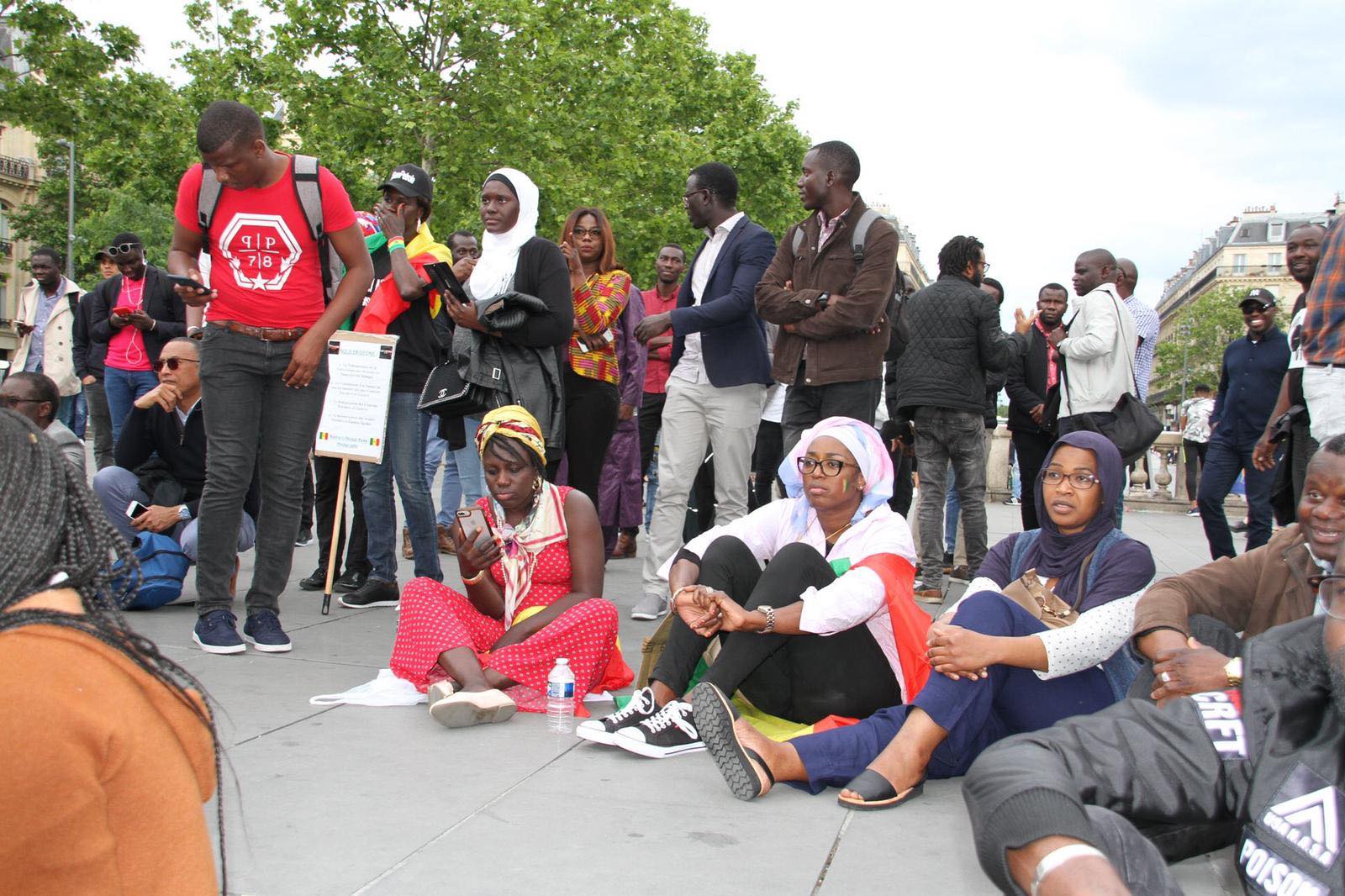 PHOTOS - "AAR LI NU BOOK" - Rassemblement pacifique de la Plateforme à Paris