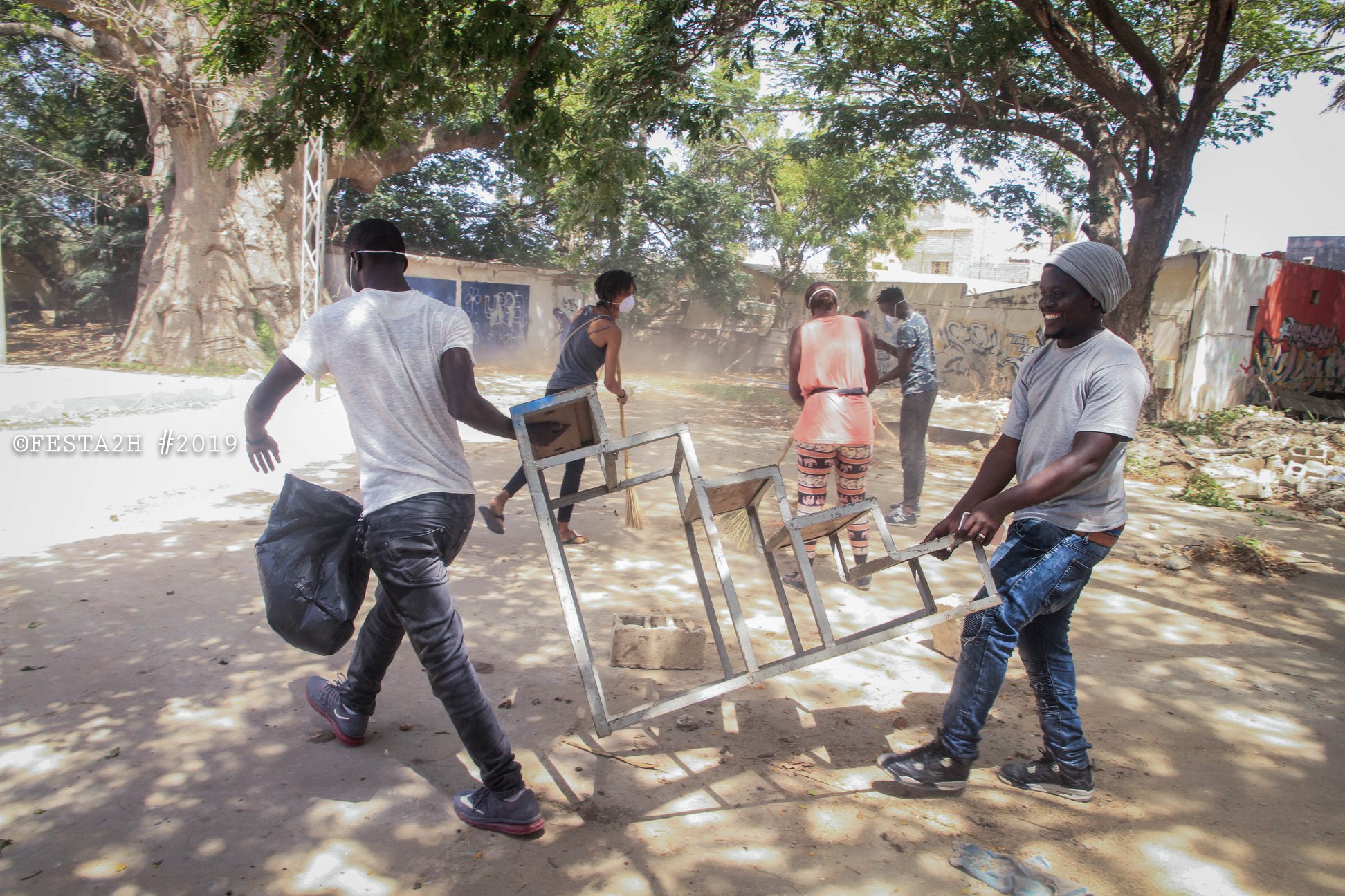 PHOTOS - FESTAH 2H Clean up challenge: Maison de la culture Douta Seck - Quand les rappeurs se mettent au boulot !