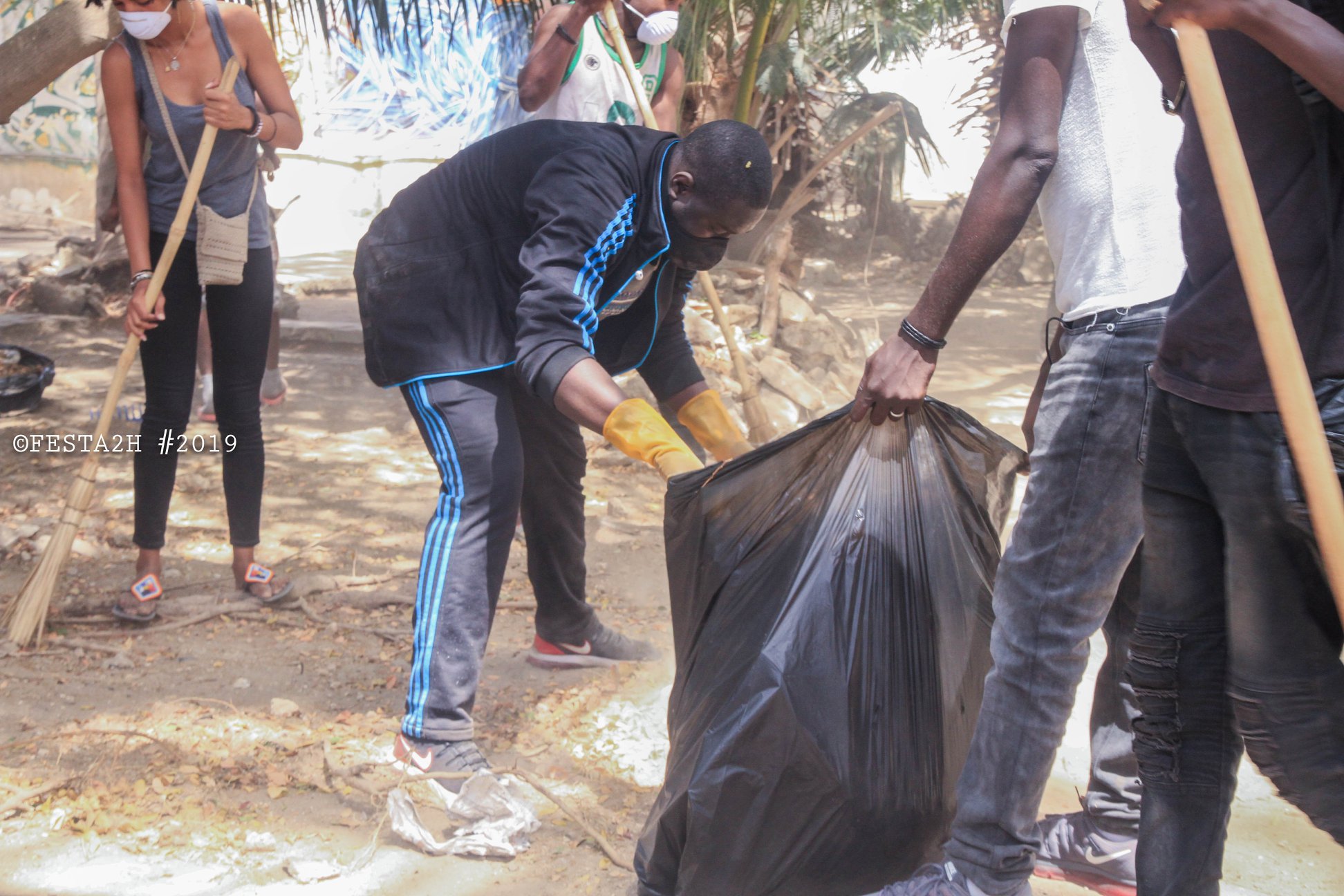 PHOTOS - FESTAH 2H Clean up challenge: Maison de la culture Douta Seck - Quand les rappeurs se mettent au boulot !