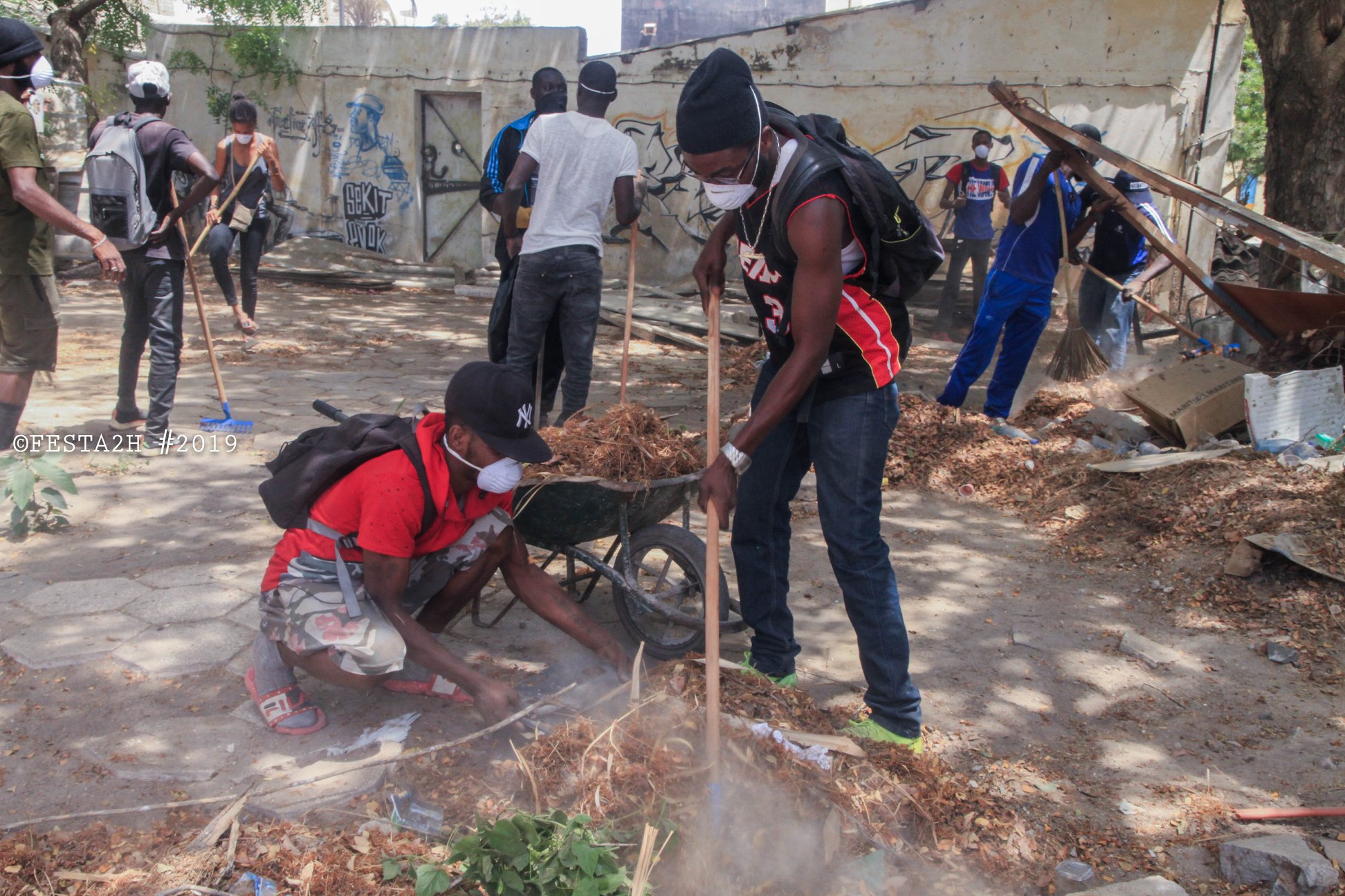 PHOTOS - FESTAH 2H Clean up challenge: Maison de la culture Douta Seck - Quand les rappeurs se mettent au boulot !