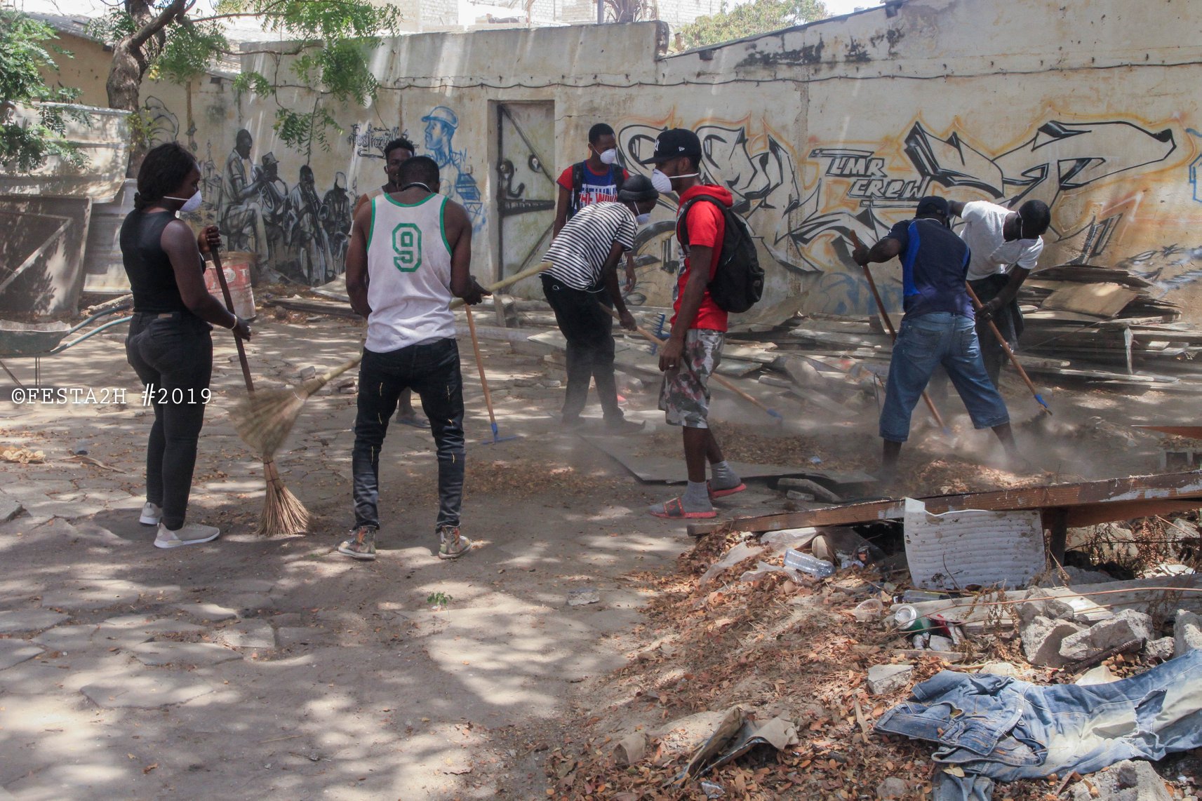 PHOTOS - FESTAH 2H Clean up challenge: Maison de la culture Douta Seck - Quand les rappeurs se mettent au boulot !