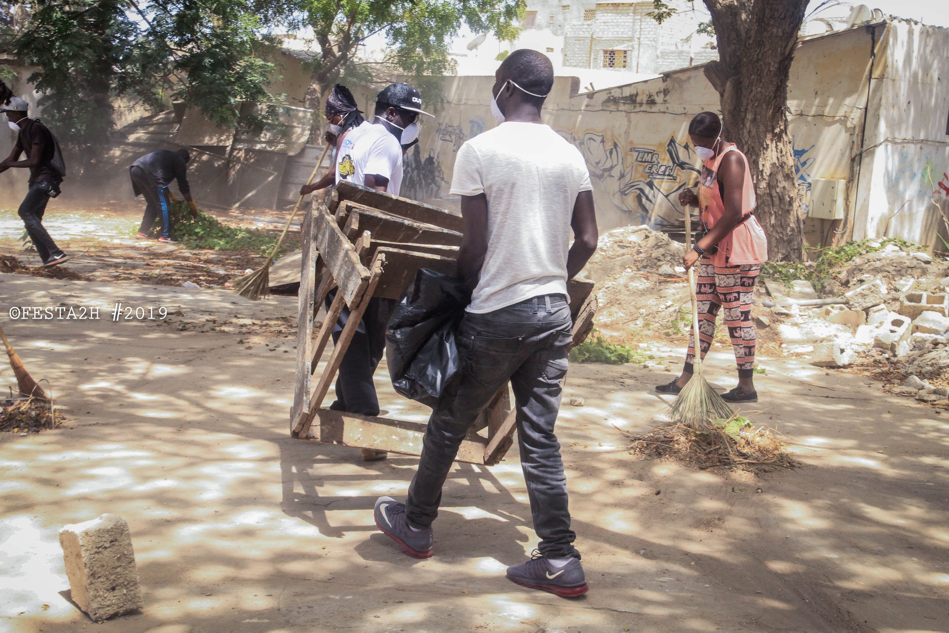 PHOTOS - FESTAH 2H Clean up challenge: Maison de la culture Douta Seck - Quand les rappeurs se mettent au boulot !