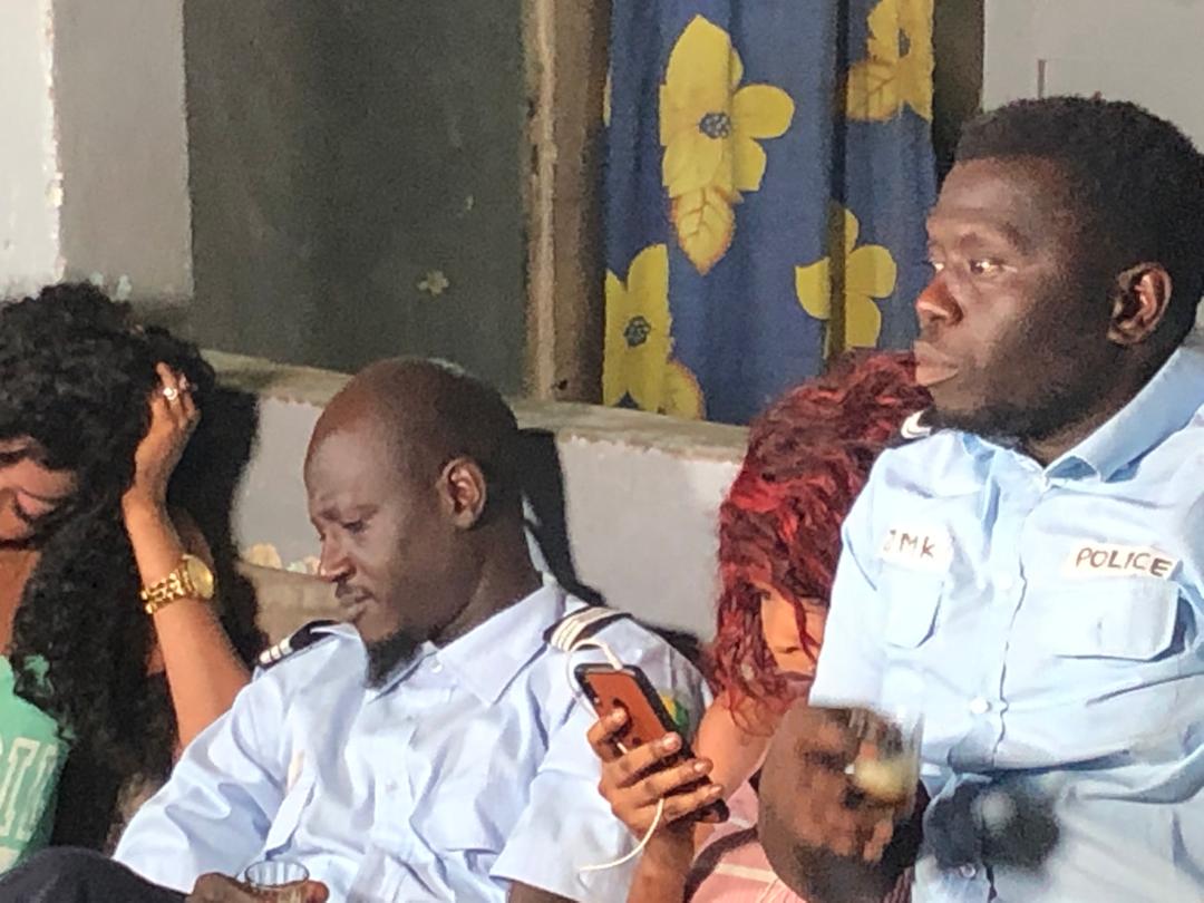 PHOTOS - Que préparent Per Bu Xaar et les acteurs de Rirou tribunal? PHOTOS - Que préparent Per Bu Xaar et les acteurs de Rirou tribunal?