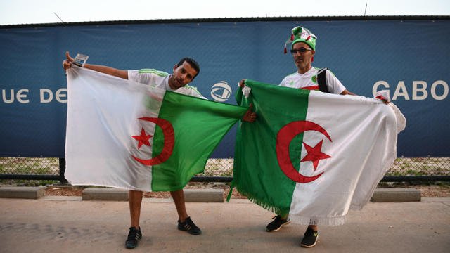 Un supporter algerien expulsé d’Egypte pour avoir brandi une pancarte…
