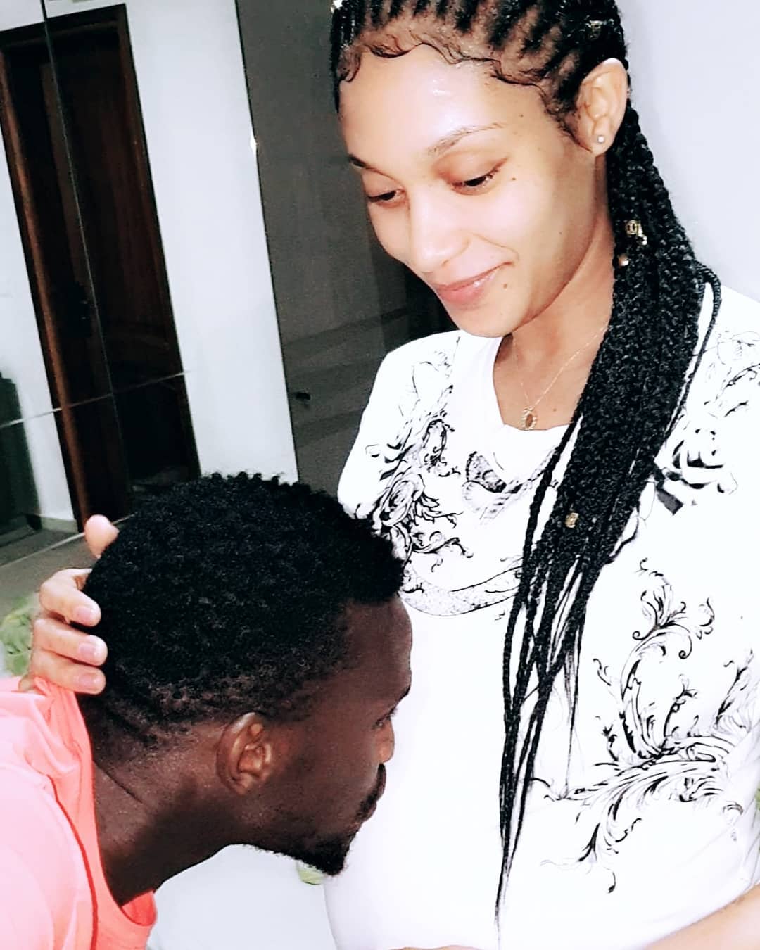 PHOTOS - Ibou Touré embrasse le ventre de son épouse Adja Diallo, enceinte de leur deuxième enfant