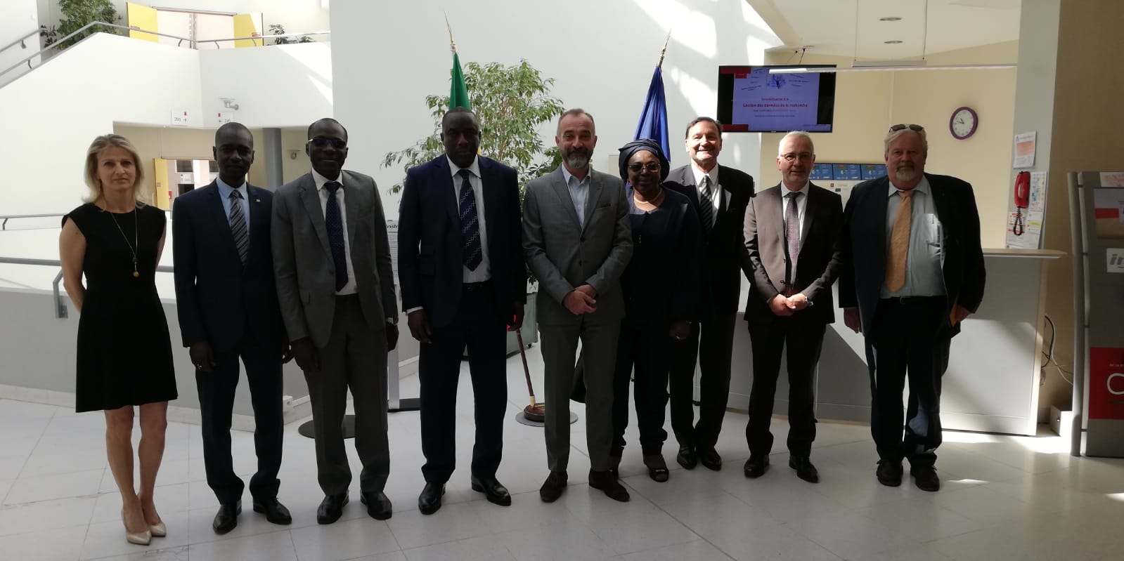 PHOTOS - Visite du Ministre Cheikh Oumar Hanne au Très Grand Centre de Calcul (TGCC) du CEA