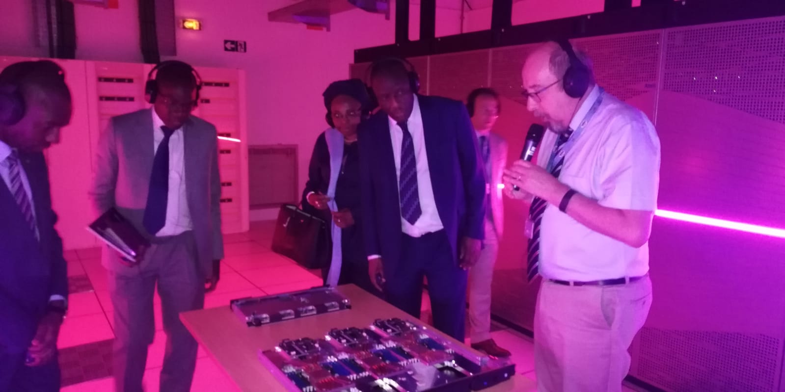 PHOTOS - Visite du Ministre Cheikh Oumar Hanne au Très Grand Centre de Calcul (TGCC) du CEA