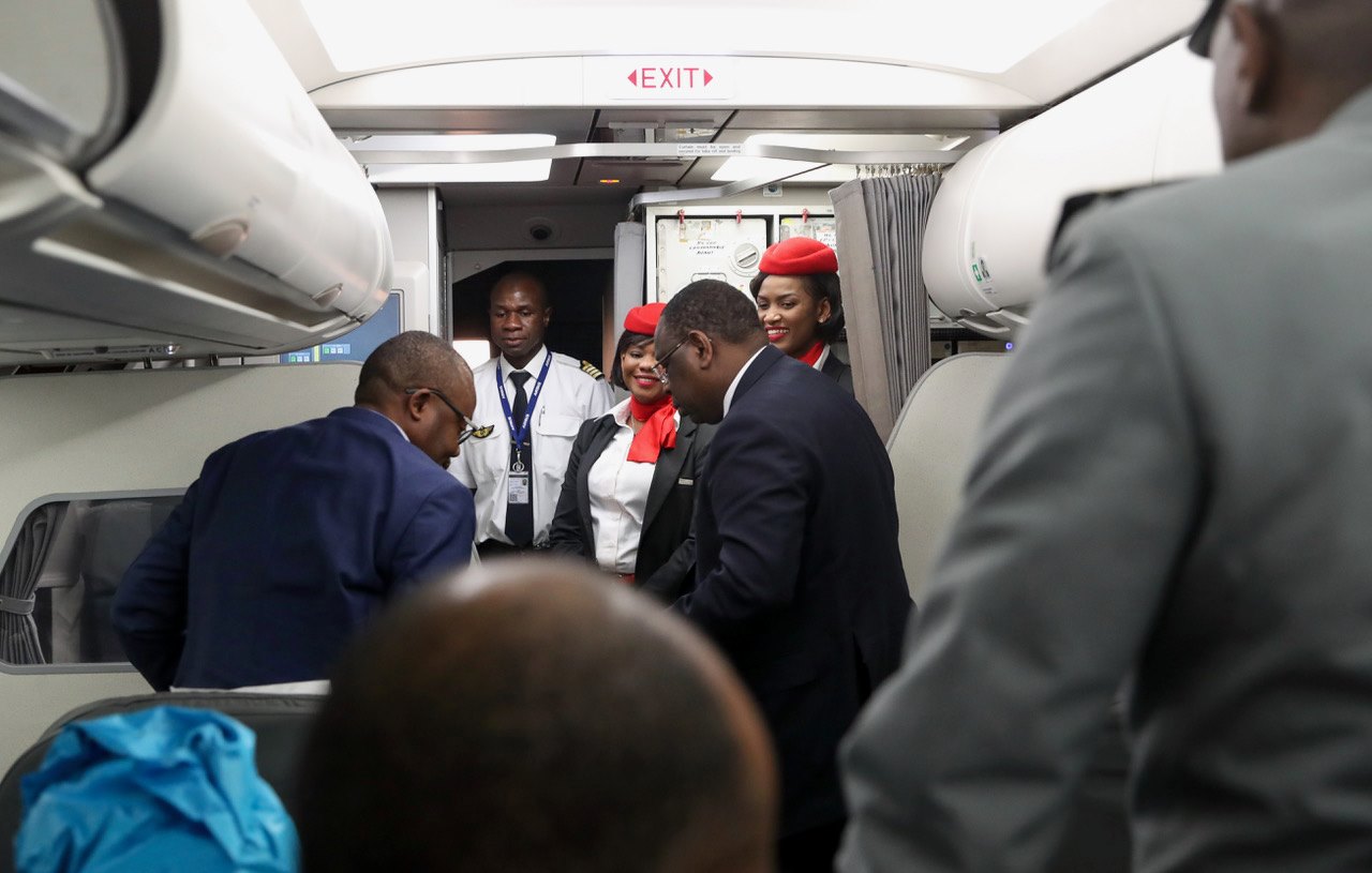 Retour de Niamey sur Fly Air Sénégal, le Président Macky SALL à bord du vol Retour de Niamey sur Fly Air Sénégal, le Président Macky SALL à bord du vol