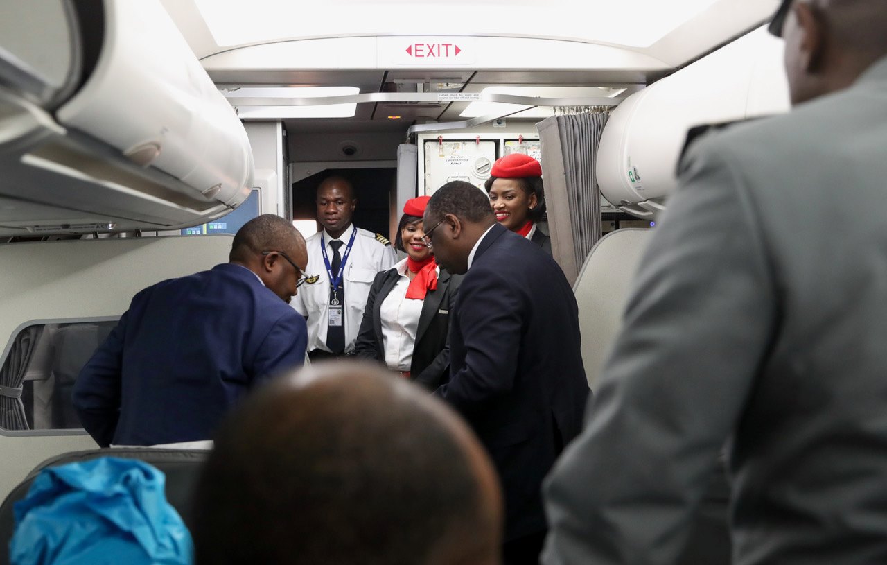 Retour de Niamey sur Fly Air Sénégal, le Président Macky SALL à bord du vol