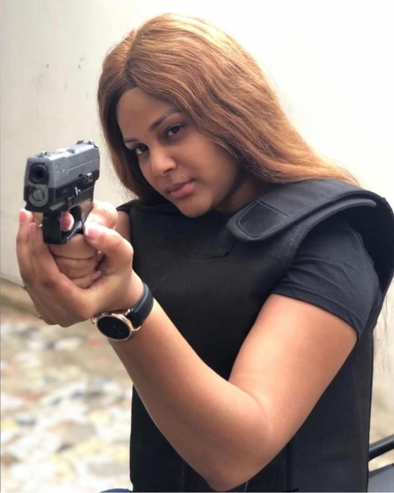 PHOTOS - Pistolet à la main, Juliana MONTEIRO de « Wiri Wiri » menace un homme encagoulé