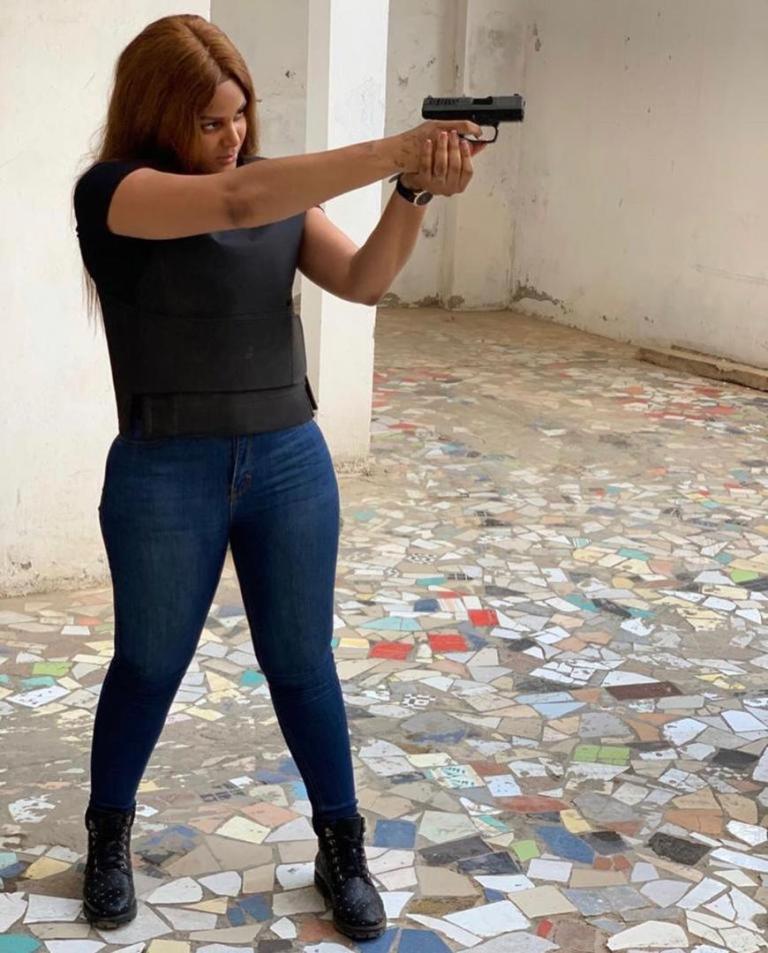 PHOTOS - Pistolet à la main, Juliana MONTEIRO de « Wiri Wiri » menace un homme encagoulé
