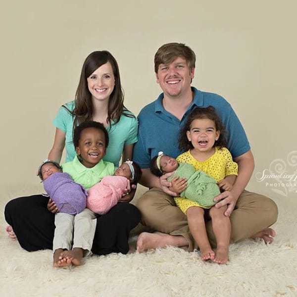 Une maman donne naissance à 3 bébés noirs, puis le papa regarde de plus près et éclate en sanglots