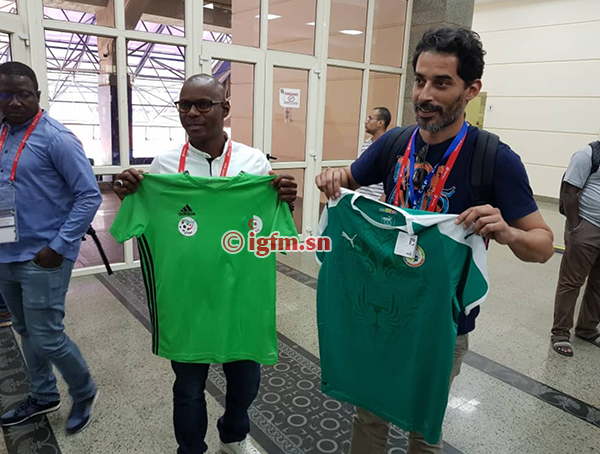 PHOTOS - CAN 2019: échange de maillots entre presse sénégalaise et algérienne