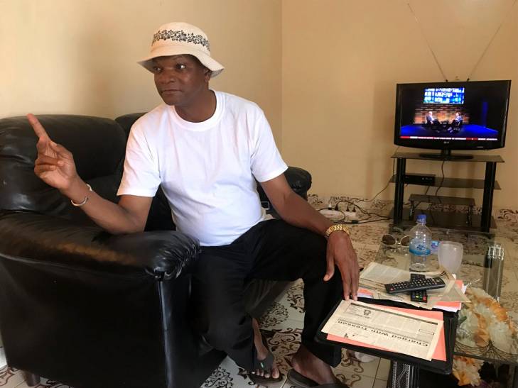 Batch Samba Jallow, assis dans un fauteuil de sa maison de Banjul