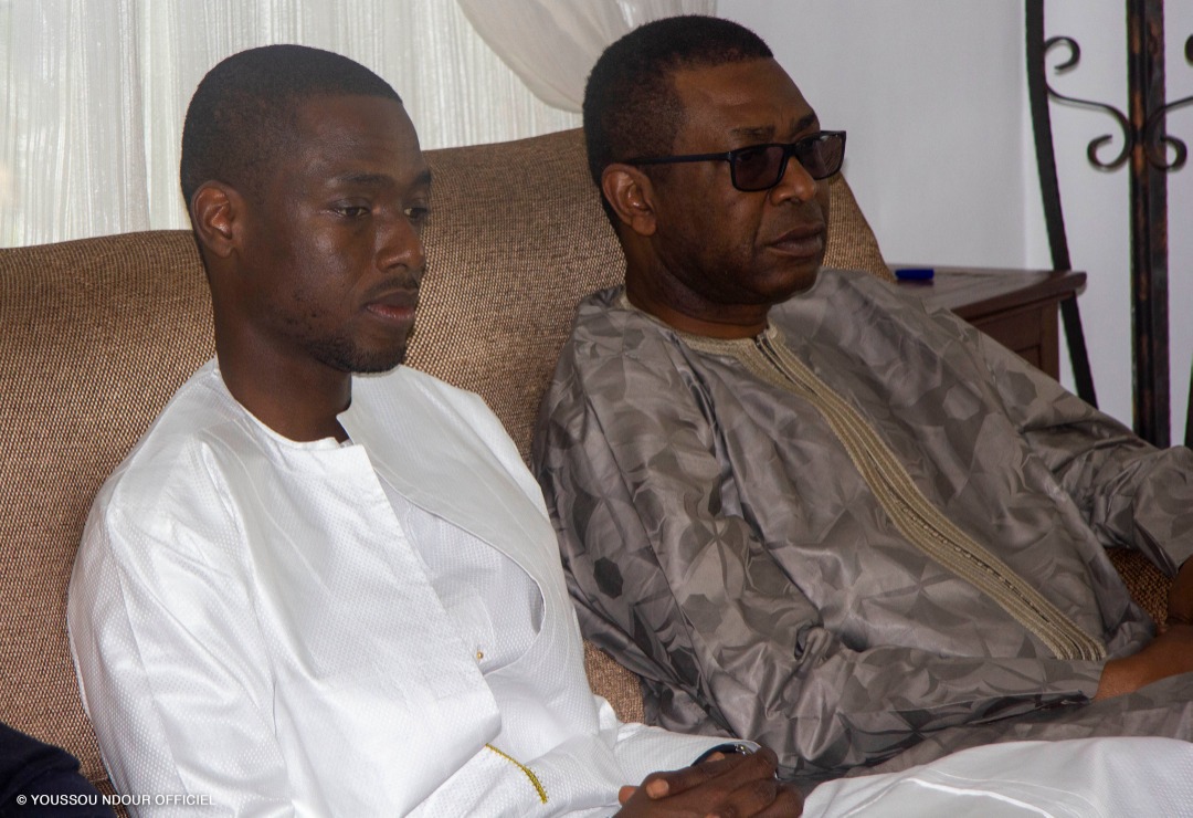 Youssou Ndour chez Tanor pour présenter ses condoléances