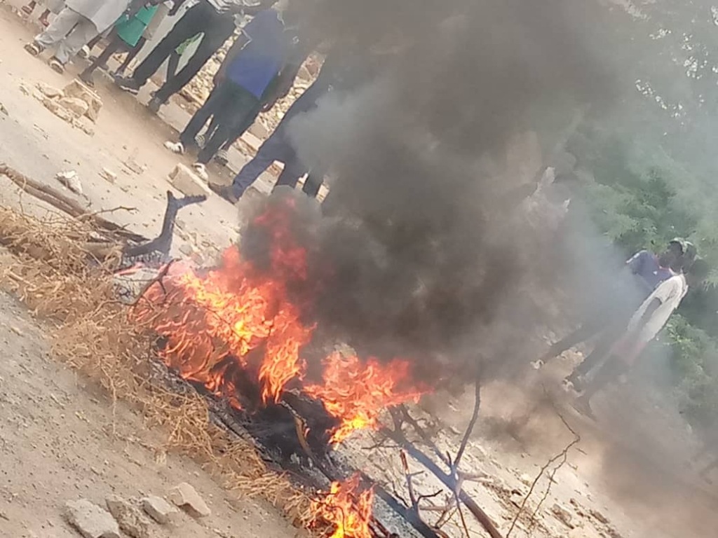 Fatick : Des manifestants brûlent des pneus devant le domicile du président Macky Sall