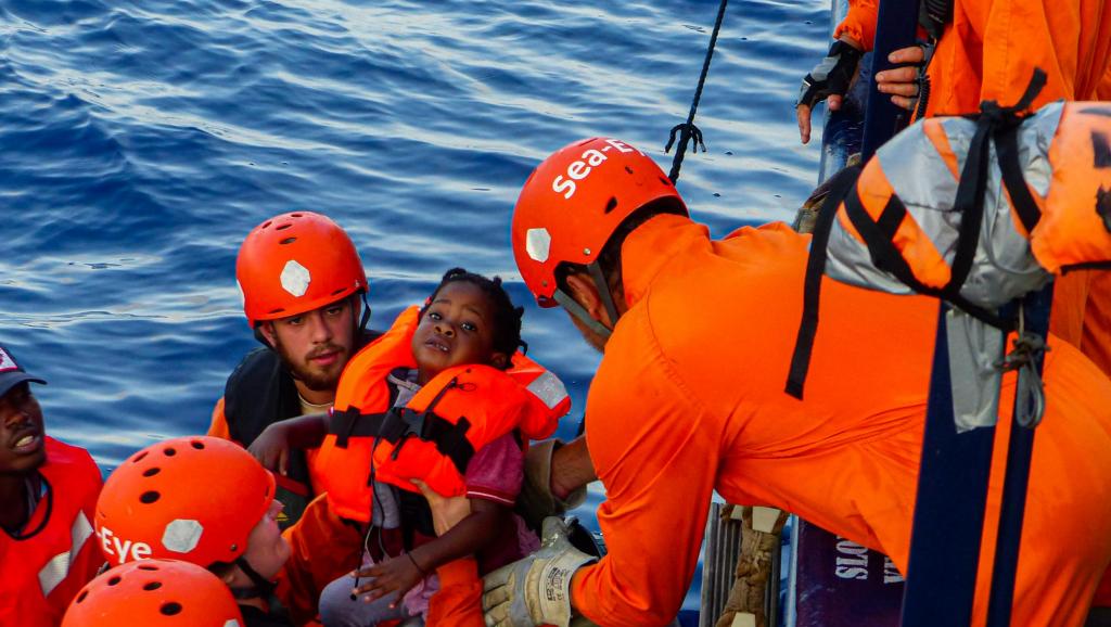 Méditerranée: deux navires avec 164 migrants à bord, à la recherche d'un port