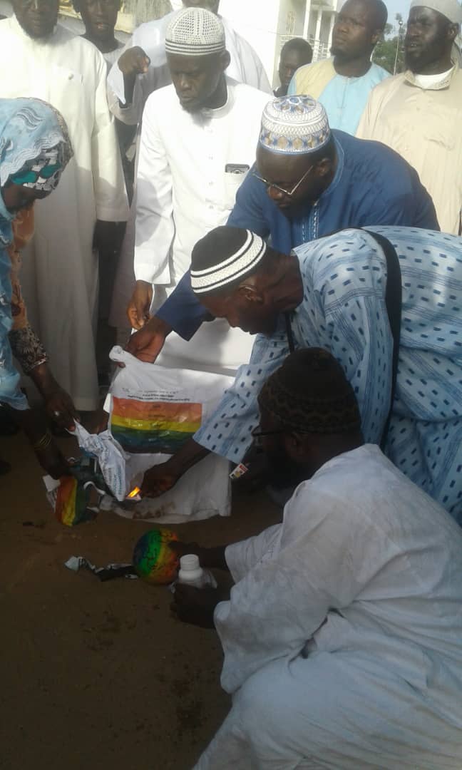 Photos - Imam Ndao brûle un Tee-Shirt LGBT