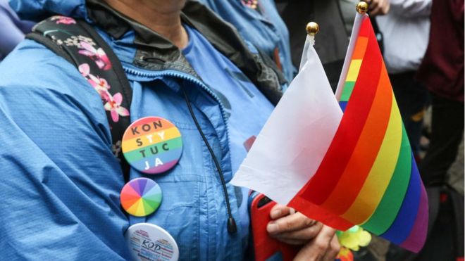 Un archevêque qualifie le mouvement LGBT, de "peste arc-en-ciel"