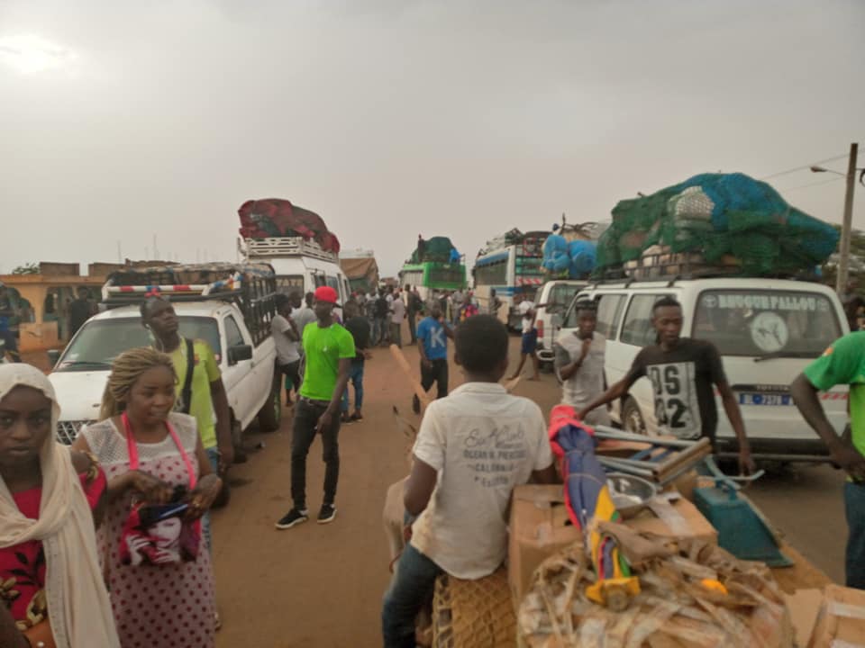 Ourossogui: La déviation du Pont de Sinthiou Garba cède, des dizaines de véhicules bloqués