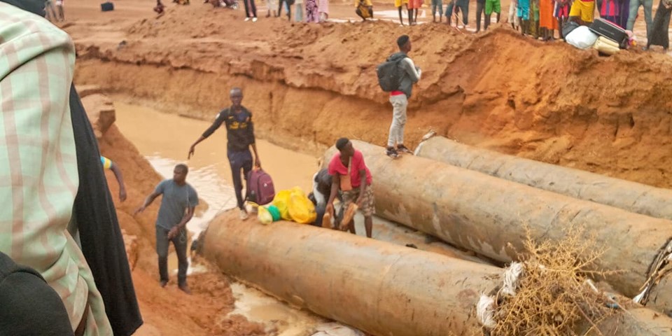 Ourossogui: La déviation du Pont de Sinthiou Garba cède, des dizaines de véhicules bloqués