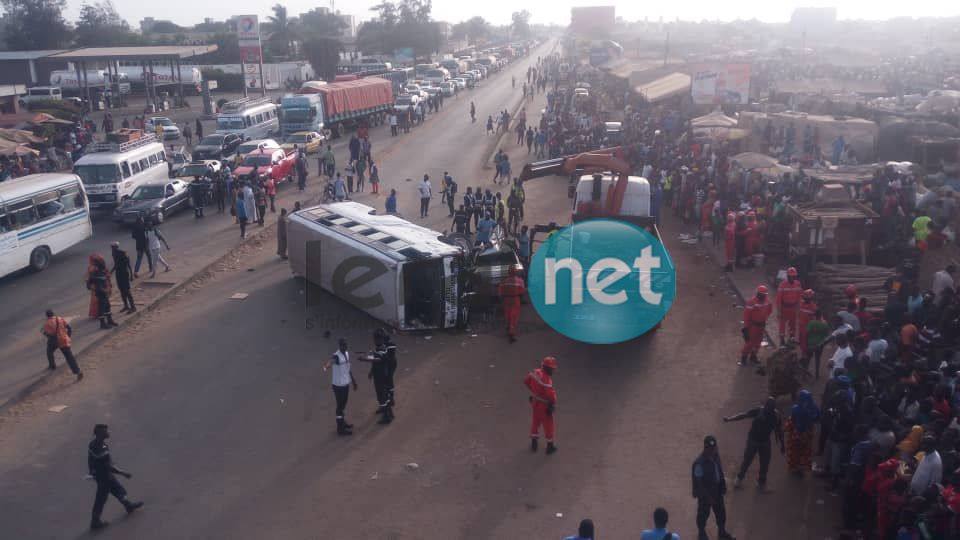 PHOTOS - Accident de route: Collision entre un bus tata et un particulier à Sicap Mbao
