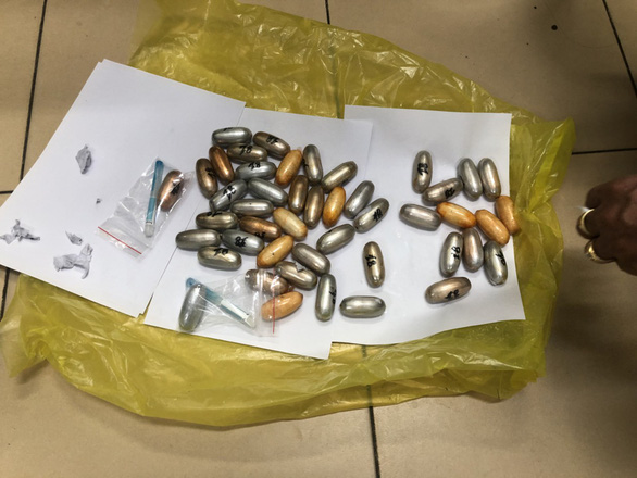 Certaines des pilules de cocaïne extraites de l'estomac de l'homme. - Photo fournie par les douanes de l'aéroport Tân Sơn Nhất.