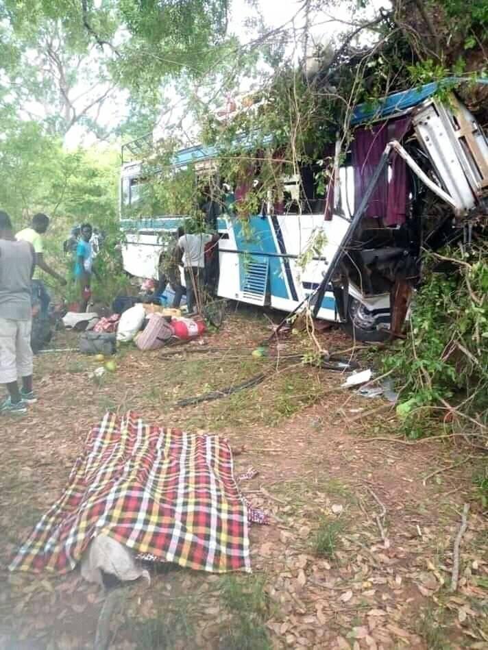 Accident d’un bus à Bignona : les terribles images qui témoignent de la violence du choc (Âmes sensibles s'abstenir)