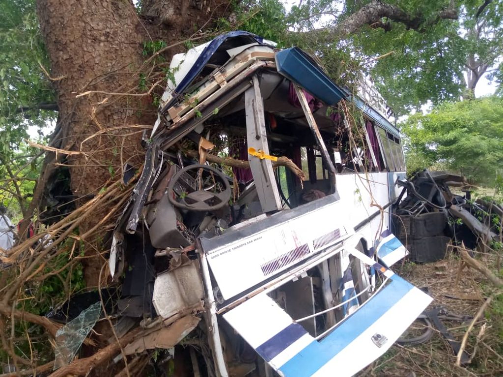 Accident d’un bus à Bignona : les terribles images qui témoignent de la violence du choc (Âmes sensibles s'abstenir)