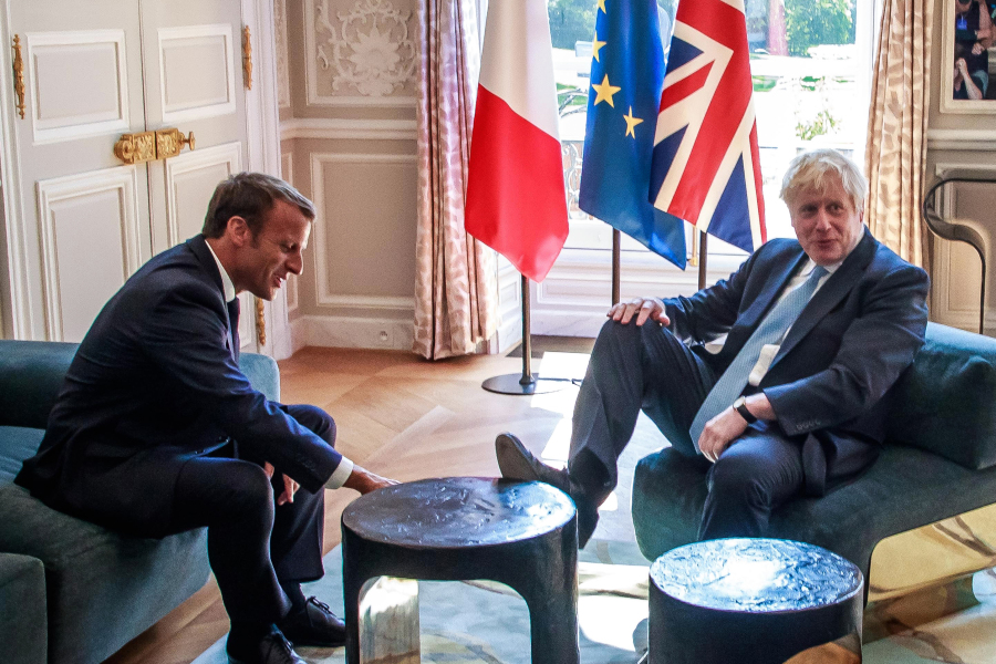 Boris Johnson pied sur la table à l'Elysée: la photo a provoqué l'ire des Français