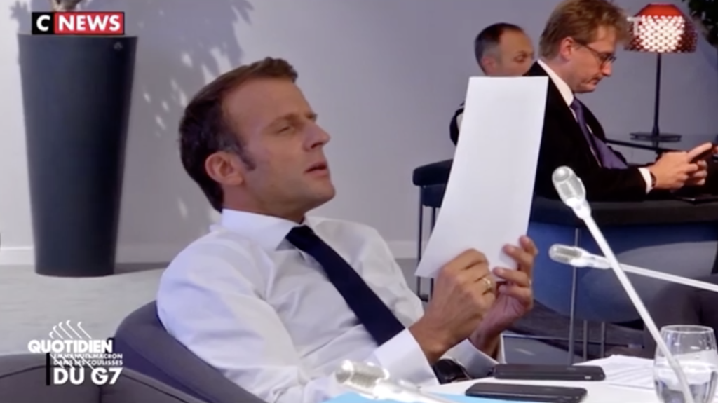 PHOTOS - Quand Emmanuel Macron se vexe pour une faute d'orthographe corrigée par son équipe